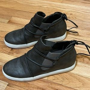 Like new! Yellow box shoes. Size 9.5. Shiny Pewter color. White soles. Clean!!